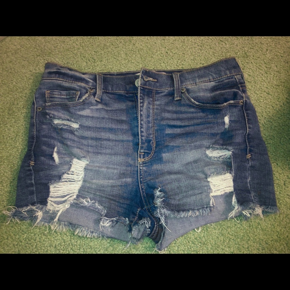 ripped high-waisted jean shorts 👖☀️